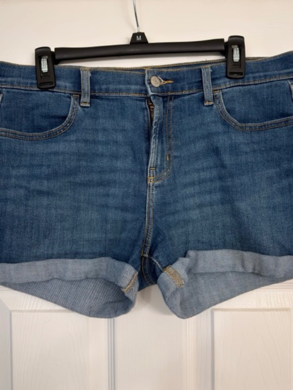 EUC Old Navy Mid Rise Short Size 6